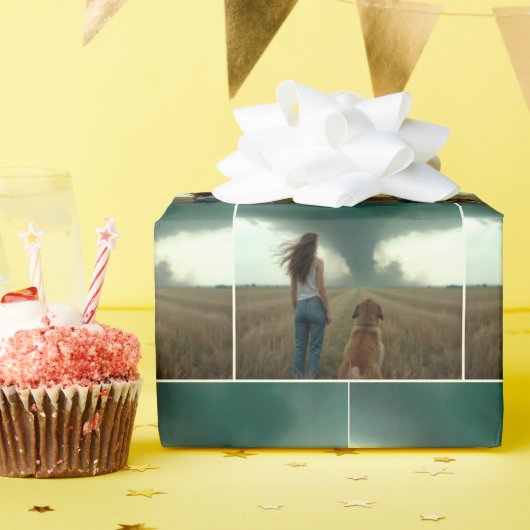 Jonge vrouw en hond kijken naar een tornado cadeaupapier (Verjaardagsfeest)