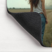 Jonge vrouw en hond kijken naar een tornado muismat (Hoek)