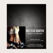 Jonge Vrouw Holding Dumbbells | Opleiding Visitekaartje (Buitenkant ongevouwen)