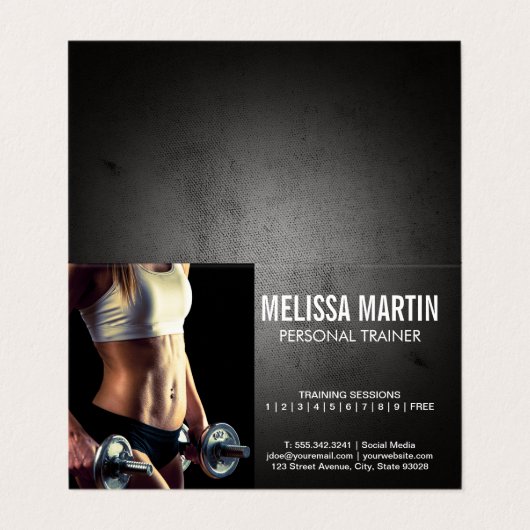 Jonge Vrouw Holding Dumbbells | Opleiding Visitekaartje (Buitenkant ongevouwen)