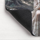 Jonge vrouw in Bos met kat Muismat (Hoek)