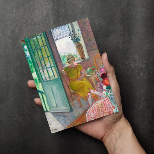 Jonge vrouw in een bloemrijk interieur Henri Lebas Kaart