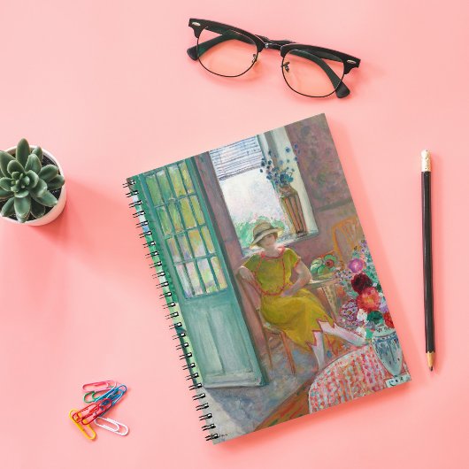 Jonge vrouw in een bloemrijk interieur Henri Lebas Notitieboek