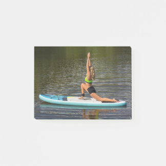 Jonge vrouw in krijger 1 stelt SUP voor Post-it® Notes