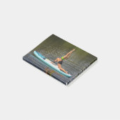 Jonge vrouw in krijger 1 stelt SUP voor Post-it® Notes (Schuin)