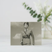 Jonge vrouw in militaire mars op dak briefkaart (Staand voorkant)