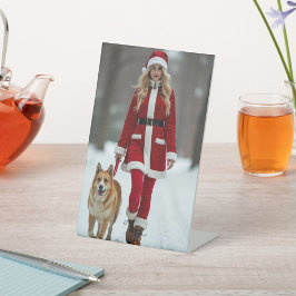 Jonge vrouw in Sinterklaas pak Reclamebord Met Voetstuk