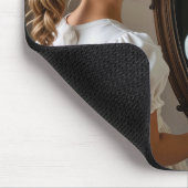 Jonge vrouw kijkt naar oma-reflectie muismat (Hoek)