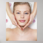 Jonge vrouw krijgt massage poster (Voorkant)