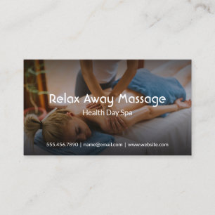 Jonge vrouw krijgt schoudermassage visitekaartje