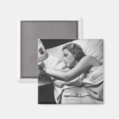 Jonge vrouw liggend op bed die lamp afzetten magneet (Voorkant / Achterkant)