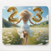 Jonge vrouw loopt met verjaardagsballonnen muismat (Voorkant)