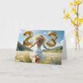 Jonge vrouw met ballonnen voor 23e verjaardag kaart (Gele Bloem)