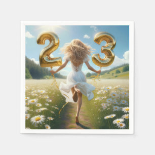 Jonge vrouw met ballonnen voor 23e verjaardag servet
