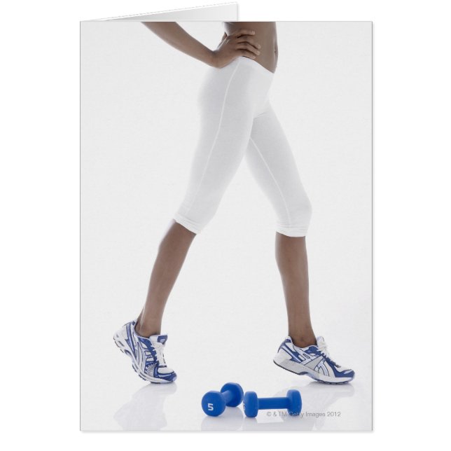 Jonge vrouw met dommels die uitrekken (laag) (Voorkant)