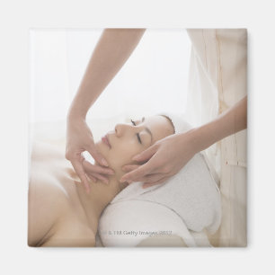 Jonge vrouw met gelaatsmassa magneet