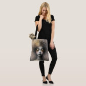 Jonge vrouw met gouden wimpers tote bag (Op model)