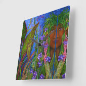 Jonge vrouw met schilderingen in tropisch landscha vierkante klok (Hoek)