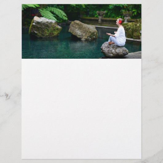 Jonge vrouw oefent yoga flyer (Voorkant)