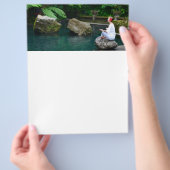 Jonge vrouw oefent yoga flyer (Hand)