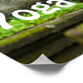 Jonge vrouw oefent yoga poster (Hoek)