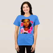 Jonge vrouw omringd door roze bloemen Tri-Blend shirt (Voorkant volledig)