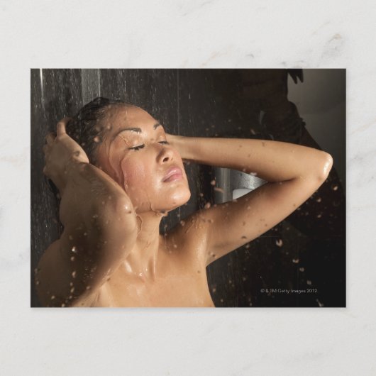 Jonge vrouw onder de douche briefkaart (Voorkant)