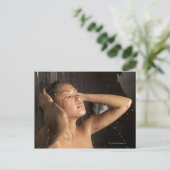 Jonge vrouw onder de douche briefkaart (Staand voorkant)