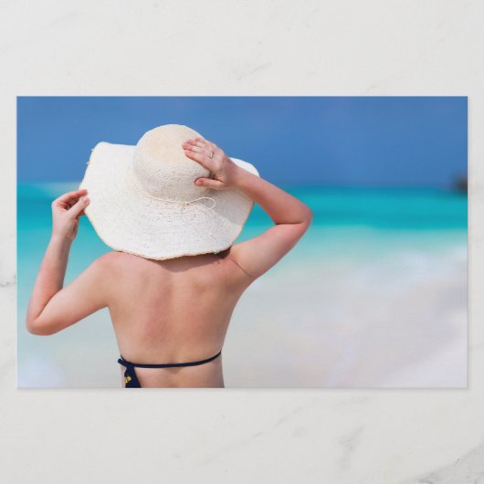 Jonge vrouw op het strand flyer (Voorkant)