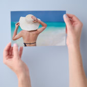 Jonge vrouw op het strand flyer (Hand)