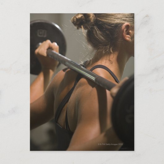 Jonge vrouw spuit met barbel, achterste uitzicht briefkaart (Voorkant)