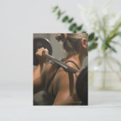 Jonge vrouw spuit met barbel, achterste uitzicht briefkaart (Staand voorkant)