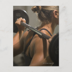 Jonge vrouw spuit met barbel, achterste uitzicht briefkaart