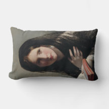 Jonge vrouw verloren in dromen (lees een boek)