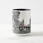 jonge vrouwen met patriottische schildpadden Vlag Mok (Midden)