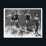 Jonge Vrouwen Zand Duin Fotografie 1935 Briefkaart<br><div class="desc">Beleef de avontuurlijke en tijdloze schoonheid met dit prachtige zwart-witte briefkaart uit 1935, met een groep jonge vrouwen die vrij over een uitgestrekte zandduin rennen. De foto vat perfect een moment van vreugde en beweging samen, waarbij het contrast van licht en schaduw de sierlijke energie van de vrouwen benadrukt terwijl...</div>