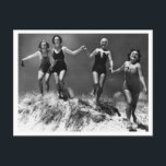 Jonge Vrouwen Zand Duin Fotografie 1935 Briefkaart<br><div class="desc">Beleef de avontuurlijke en tijdloze schoonheid met dit prachtige zwart-witte briefkaart uit 1935, met een groep jonge vrouwen die vrij over een uitgestrekte zandduin rennen. De foto vat perfect een moment van vreugde en beweging samen, waarbij het contrast van licht en schaduw de sierlijke energie van de vrouwen benadrukt terwijl...</div>