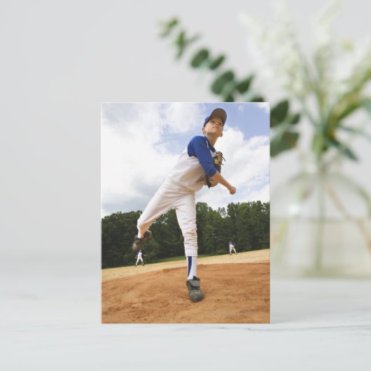Jonge waterkruik die honkbal van hoop werpen briefkaart (Staand voorkant)