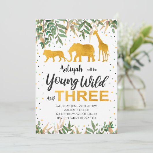 Jonge Wild Drie Safari Uitnodiging (Staand voorkant)