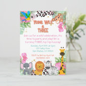 Jonge, wilde en drie meisjes verjaardag uitnodigin kaart (Staand voorkant)