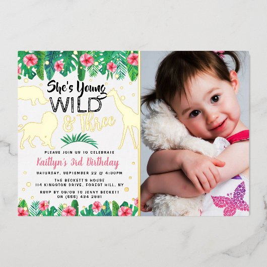 Jonge wilde en Drie Oerwouden meisjes 3e verjaarda Folie Uitnodiging (Voorkant)