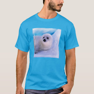 Jonge zadelrobbedief bedekt met sneeuwvlokken t-shirt