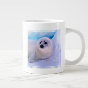 Jonge zadelrobpup bedekt met sneeuwvlokken grote koffiekop