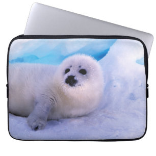 Jonge zeehond bedekt met sneeuwvlokken laptop sleeve