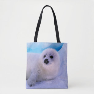 Jonge zeehond bedekt met sneeuwvlokken tote bag