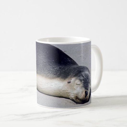 Jonge zeehond die op het strand slaapt - Australië Koffiemok (Voorkant rechts)