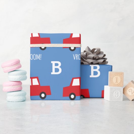 Jongeenspeelgoed Vervoerskuis Rood Monogram Birthd Cadeaupapier (Baby Shower)