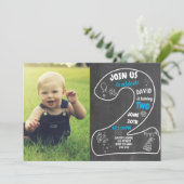 Jongen 2e verjaardag schoolbord met foto blauw kaart (Staand voorkant)
