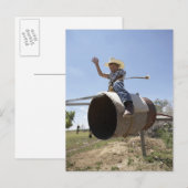 Jongen (8-10) die een geïmproviseerde rodeo bull g briefkaart (Voorkant / Achterkant)