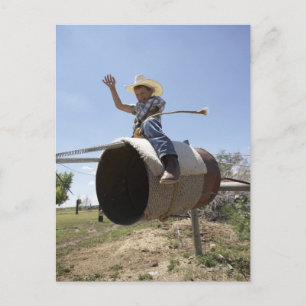 Jongen (8-10) die een geïmproviseerde rodeo bull g briefkaart